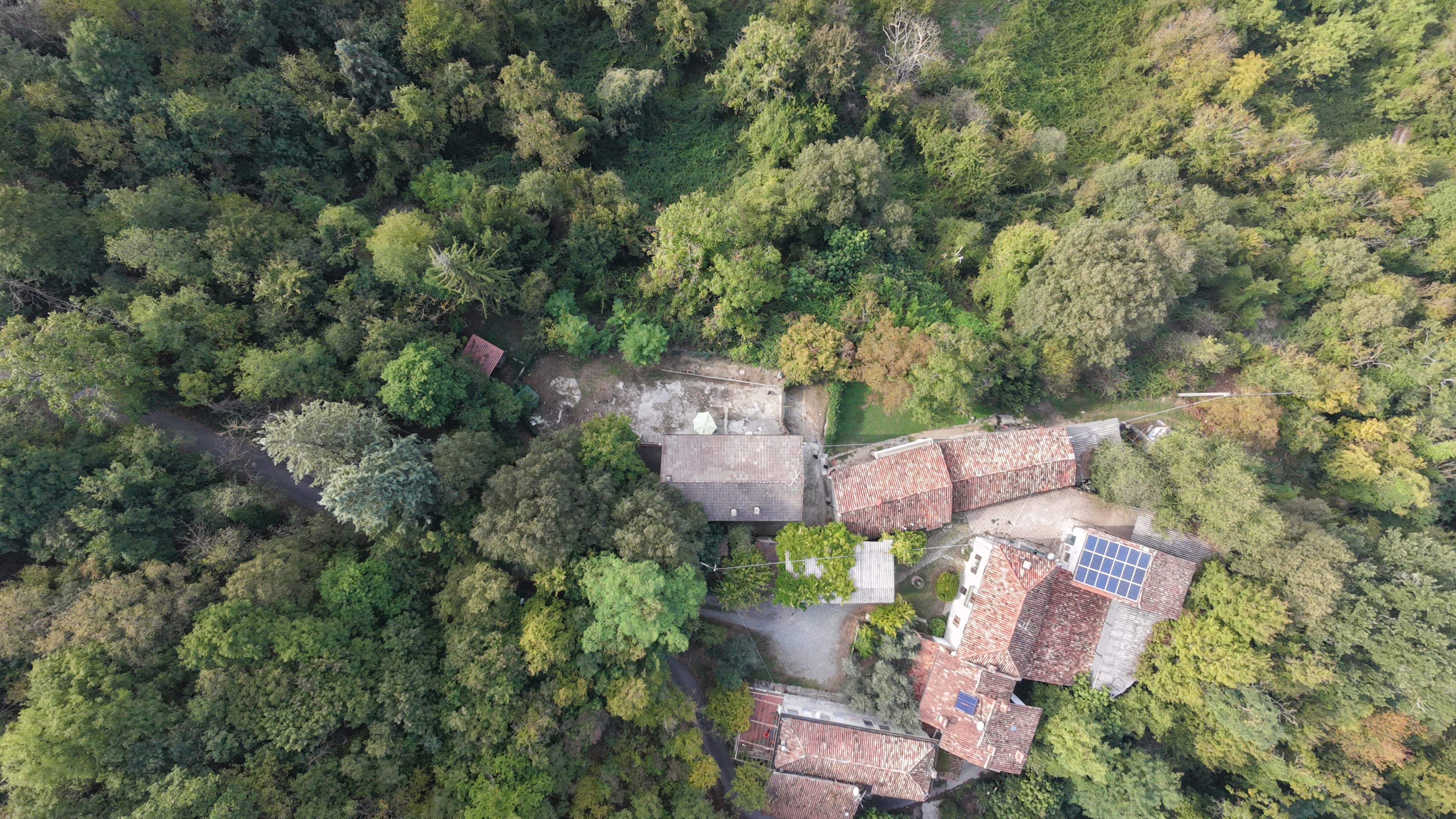 Cocconato — cascina tra le colline