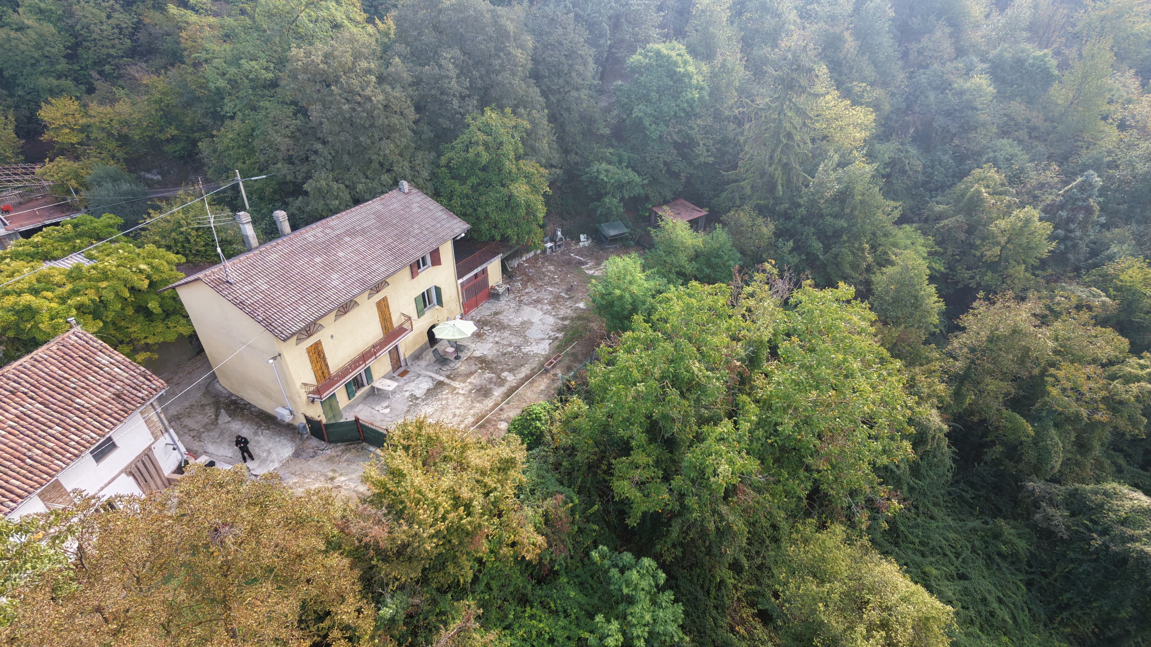 Cocconato — cascina tra le colline