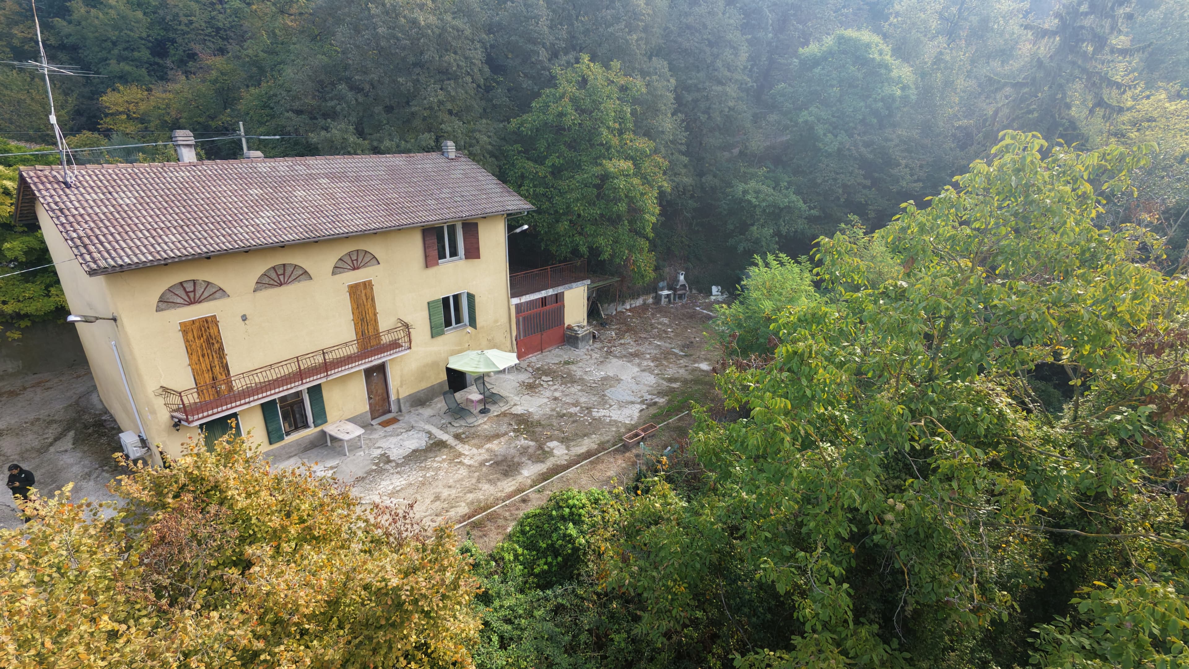Cocconato — cascina tra le colline