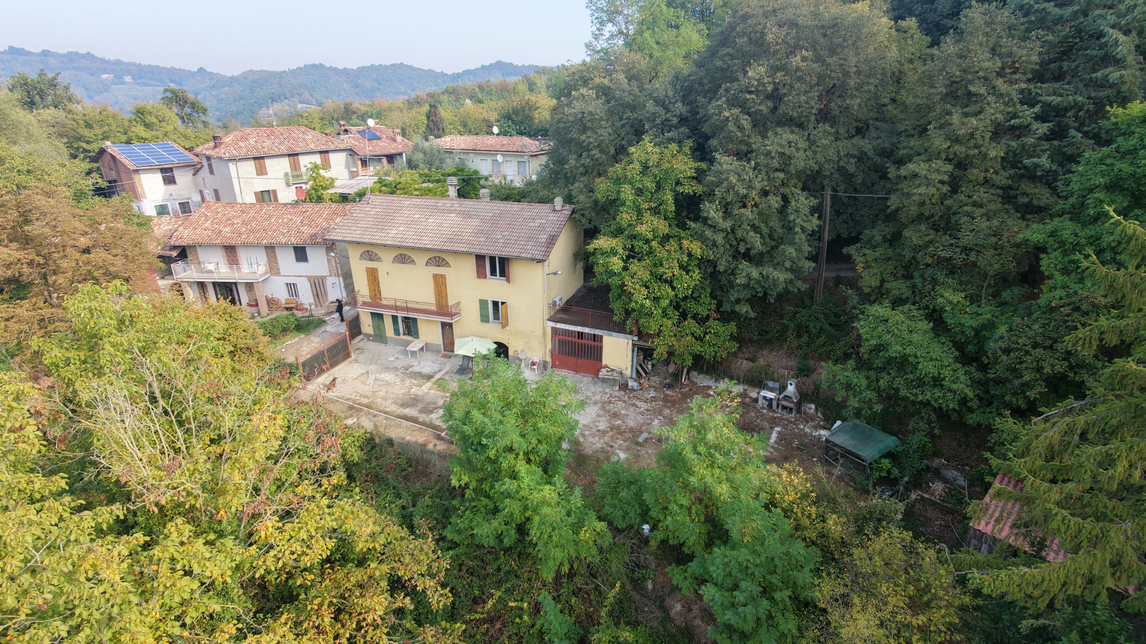 Cocconato — cascina tra le colline