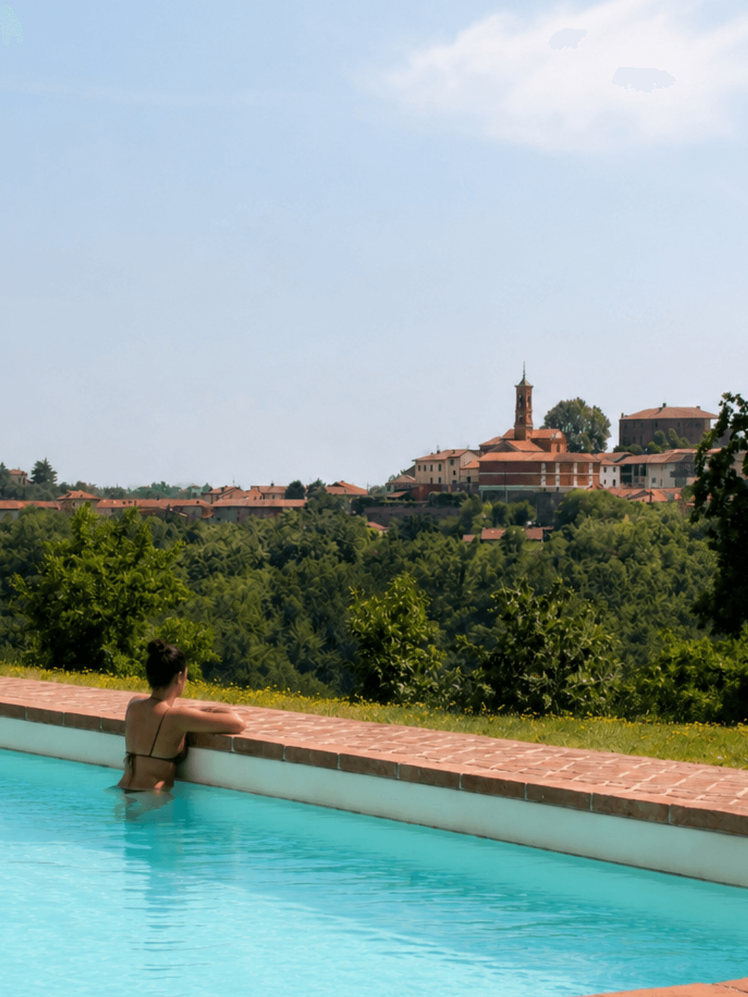 Piscina con vista sul borgo